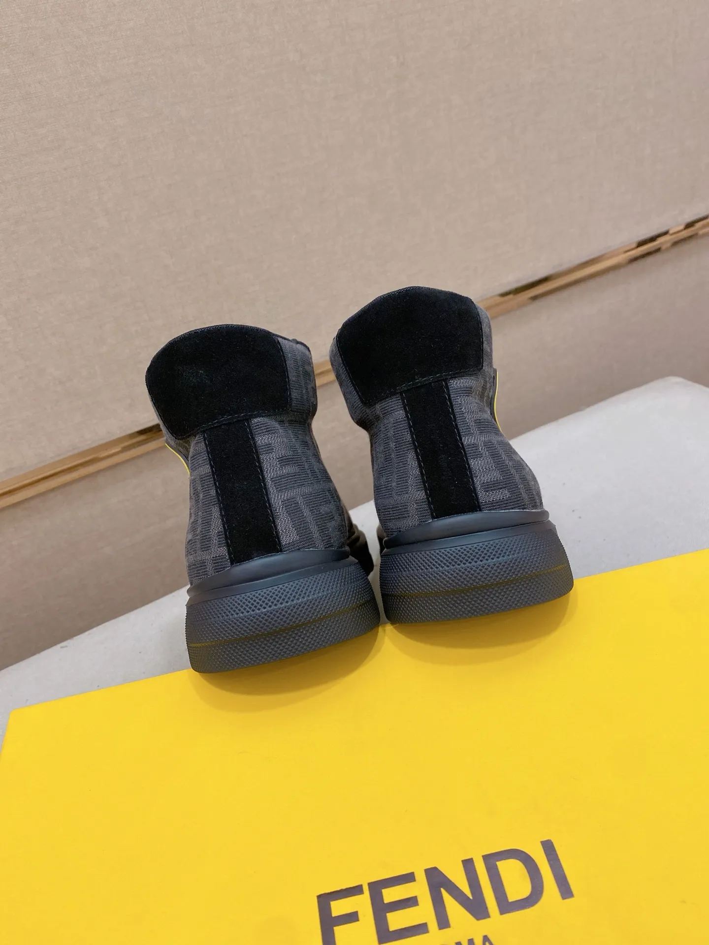Men's shoes 420💰 (fendi) New high-top 👊🏻 upper 🇮🇹 imported cowhide fabric 🇩🇪 lining imported breathable mesh lining. The original outsole is molded to highlight the identity of every man, and the upper foot is elegant and stable🚶🏻🚶🏻The high-end custom counters reproduce the original version📯No matter the wind or rain, the shoe last remains unchanged and can withstand the verification of time🔍️,🔵 Size: 38-44